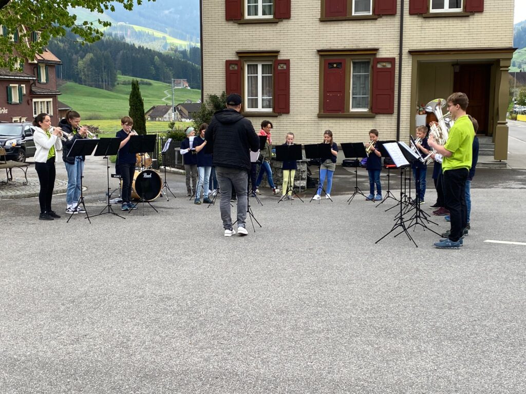 Die Newcomer der Bürgermusik bei ihrem ersten öffentlichen Auftritt.